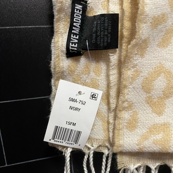 Steve Madden Blanket Scarf Ivory Fringe Trim - Picture 3 of 3